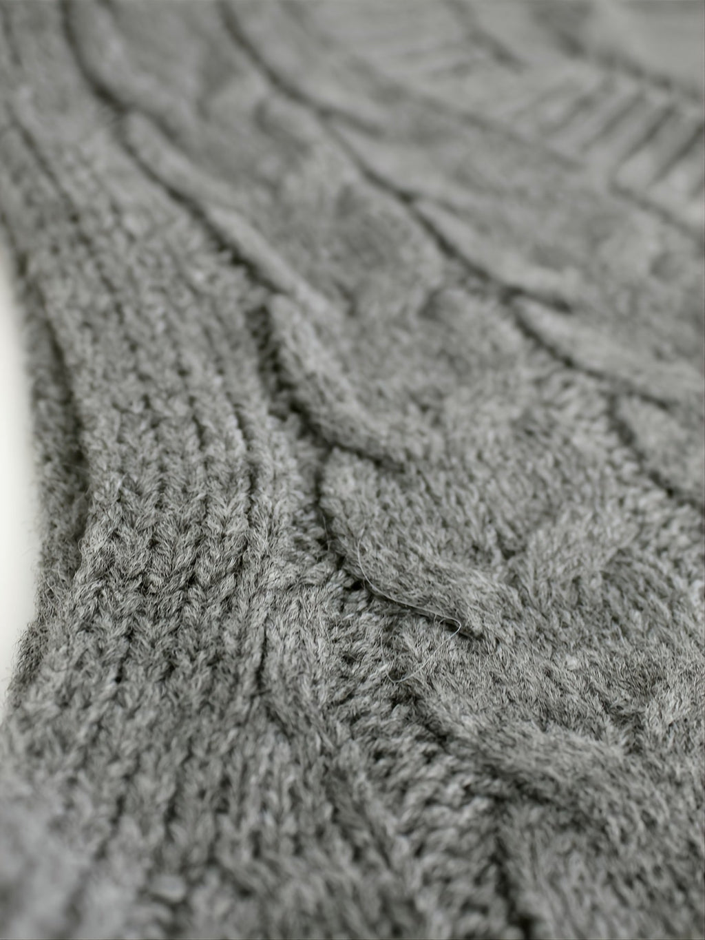 Women's V-Neck Cable Knit Sleeveless Sweater Vest