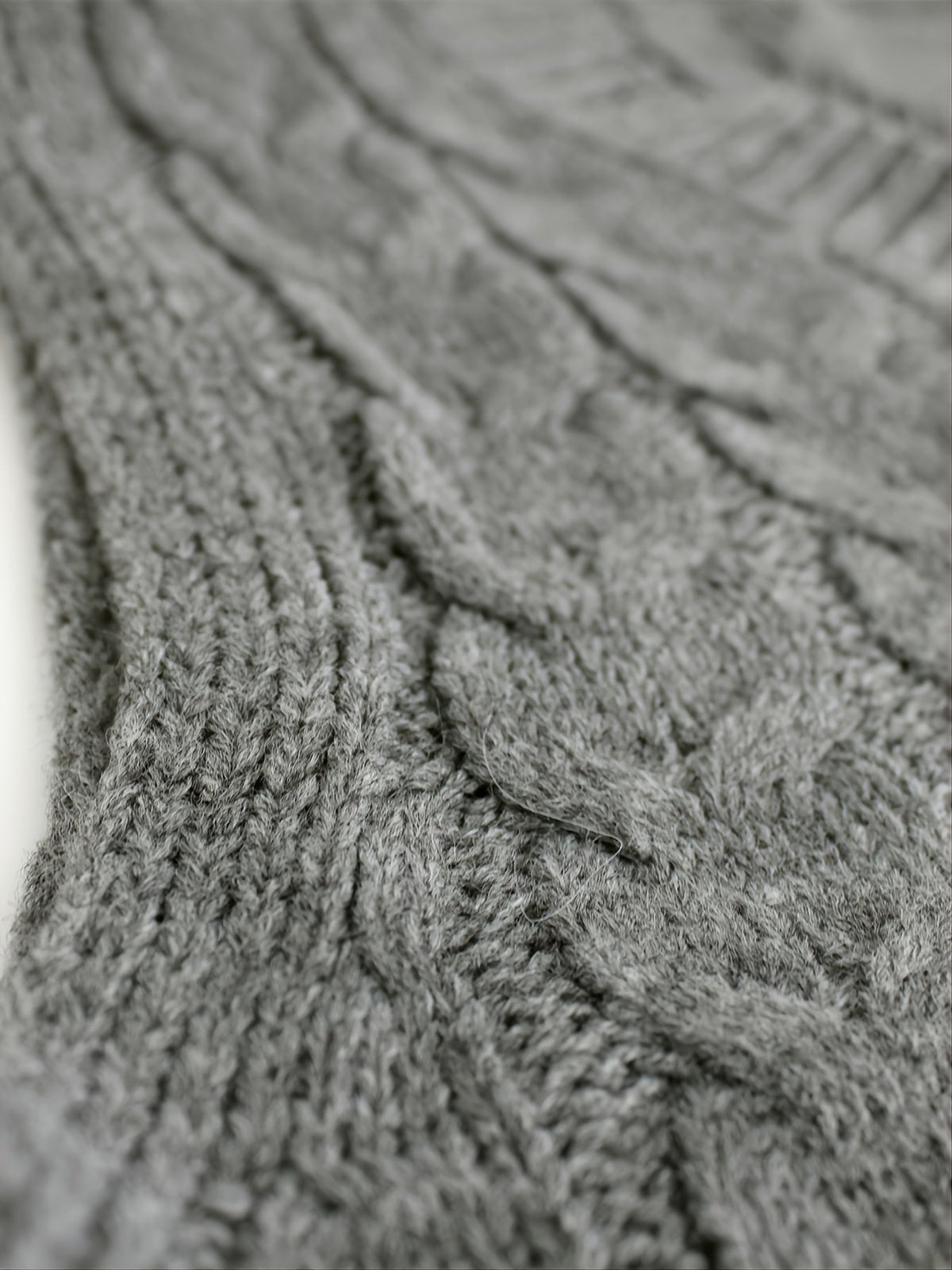 Women's V-Neck Cable Knit Sleeveless Sweater Vest